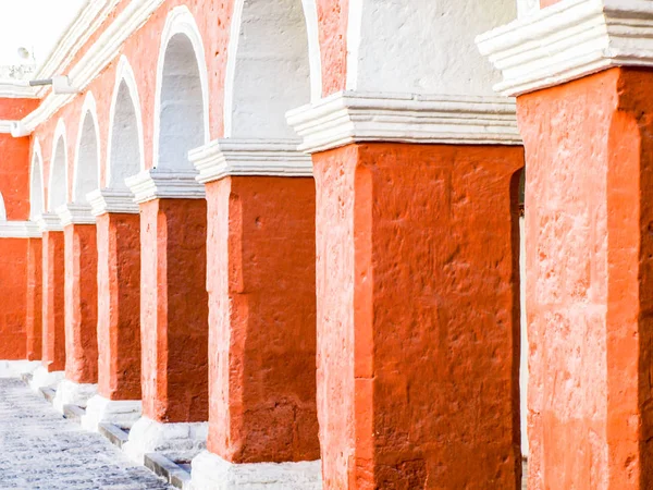 Červená fasáda ulice klášter Santa Catalina v Arequipa, Peru, Jižní Amerika — Stock fotografie