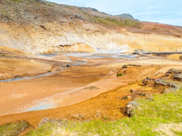 Vivid terreno multicolor en la zona geotérmica Seltun cerca de Krysuvik, Islandia — Foto de Stock