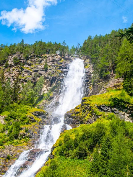 Stuiben の滝、または Stuibenfall、オーストリアのチロル州で最も高い滝であります。下から見る — ストック写真