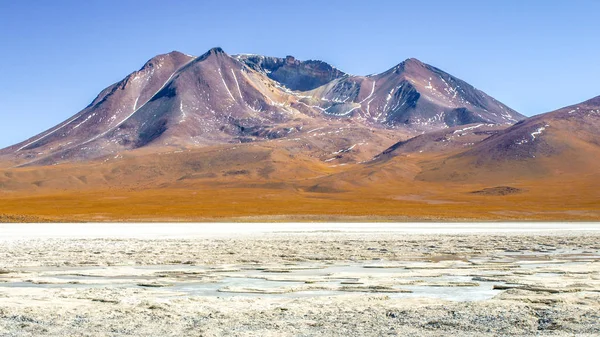 背景に山のピークのアルティプラーノの冷凍ラグーン。ボリビア, 南アメリカ — ストック写真