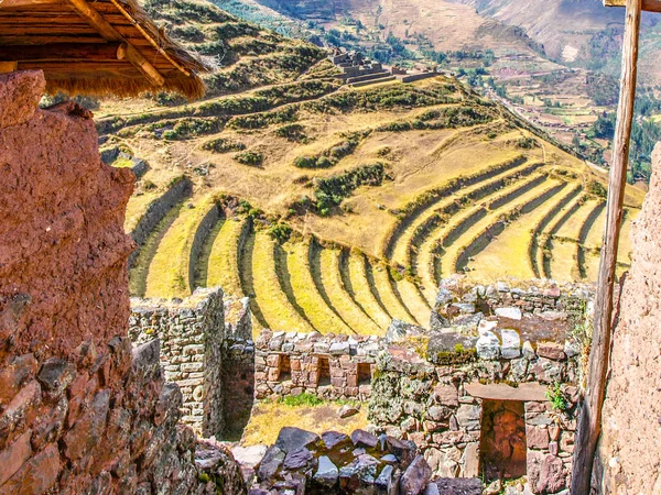 Teraslar Pisac kalıntıları. Urubamba kutsal vadi, Peru İnka Kalesi — Stok fotoğraf