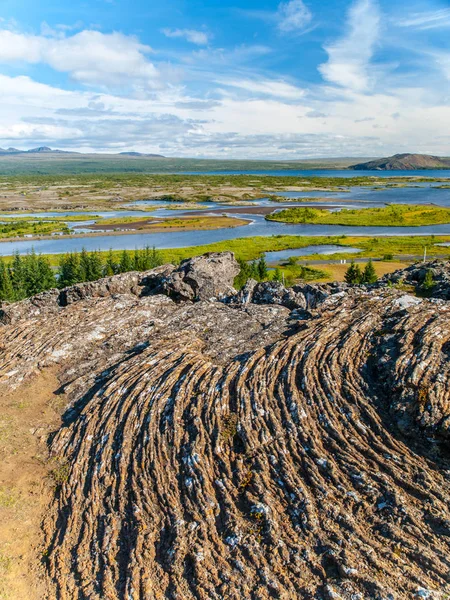 Thingvellir nationalpark med vackra sjöar och tektoniska klippformationer, Island — Stockfoto