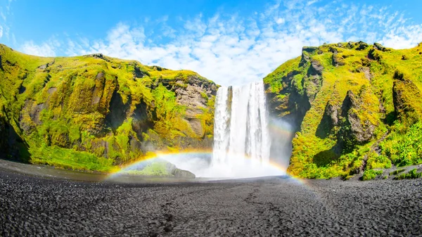 Skogafoss - een van de mooiste watervallen op zonnige dag met regenboog, Justyna, IJsland — Stockfoto