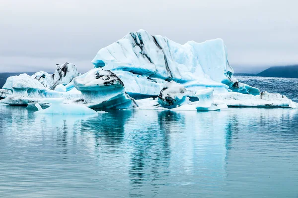 Blå isberg i glaciärlagunen Jökulsárlón, Island — Stockfoto