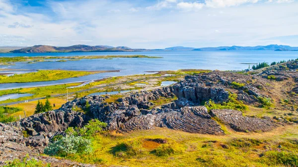 Thingvellir Ulusal Parkı 'nda güzel göller ve tektonik kaya oluşumları, İzlanda — Stok fotoğraf