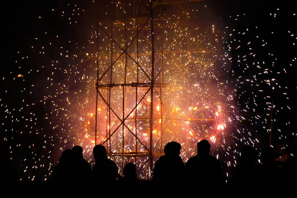 Los fuegos artificiales hechos de estructuras de bambú son parte típica de las celebraciones en América Latina, Perú —  Fotos de Stock