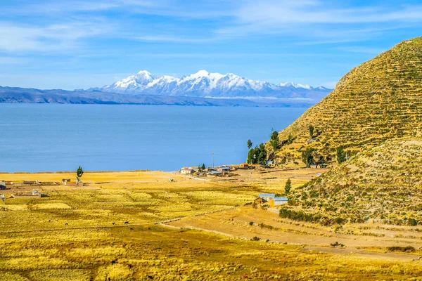 Titicaca gölü ve Cordillera Real Island of the Sun - Isla del Sol, Bolivya — Stok fotoğraf