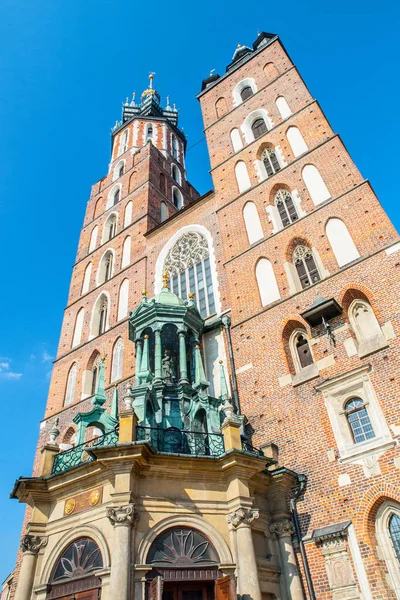 Iglesia de Santa María en la plaza principal de Cracovia en un día de verano, Polonia —  Fotos de Stock