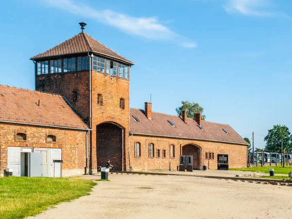 Puerta principal con torre de guardia en Oswiecim - Campo de concentración de Brzezinka, Polonia —  Fotos de Stock