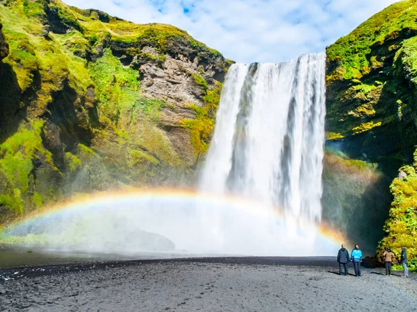 Skogafoss - jeden z najpiękniejszych wodospadów w słoneczny dzień z tęczy, Skogar, Islandia — Zdjęcie stockowe