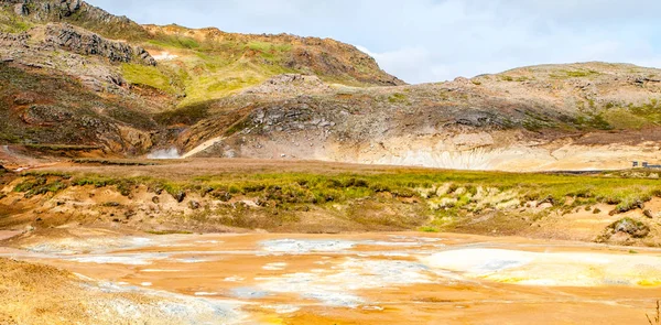 Terreno multicolorido vívido na área geotérmica Seltun perto de Krysuvik, Islândia — Fotografia de Stock