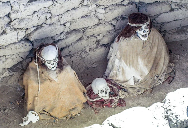 Múmia pré-inca e crânios em Chauchilla sítio arqueológico, Nazca, Peru — Fotografia de Stock