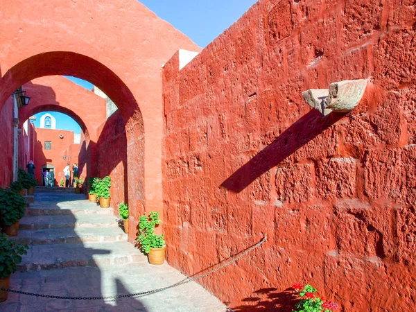 Röd fasad gatorna i Santa Catalina Monastery i Arequipa, Peru, Sydamerika — Stockfoto