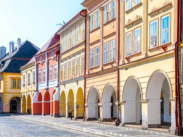Kleurrijke renaissance huizen met arcade op Wallenstein Square in Jicin, Tsjechië — Stockfoto