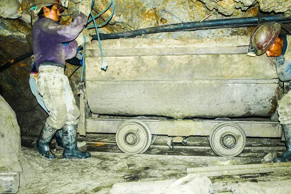 POTOSI, BOLIVIE - 5 JUILLET 2008 : Mineurs avec chariot dans la mine Cerro Rico à Potosi, Bolivie. L'un des métiers les plus difficiles et les plus dangereux au monde — Photo