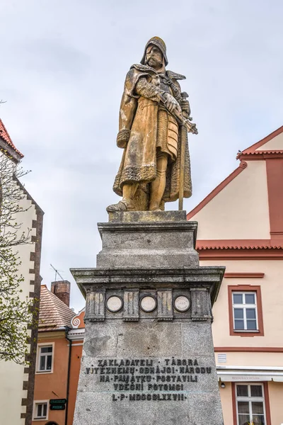 TABOR, CZECH REPUBLIC - APRIL 10, 2019: Jan Zizka of Trocnov and Chalice statue. Hussite military leader and Czech national hero. Tabor Main square, Czech Republic — Stock Photo, Image