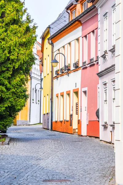 絵のように美しいカラフルな家、タボルの中世の旧市街、チェコ共和国と狭い石畳の古代通り — ストック写真
