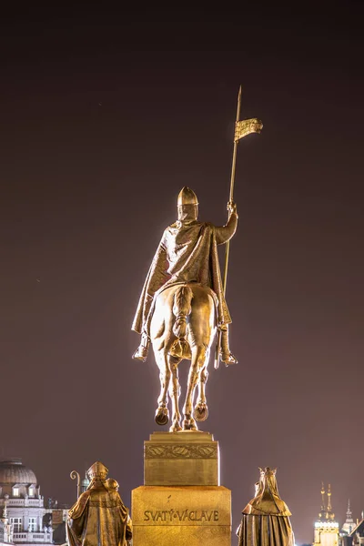 Bronze Reiterstandbild des Heiligen Wenzel auf dem Wenzelsplatz in Prag bei Nacht, Tschechische Republik. Blick von der Rückseite — Stockfoto