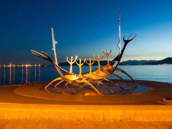 REYKJAVIK, ISLANDE - 11 SEPTEMBRE 2011 : Sculpture Sun Voyager - Navire viking à Reykjavik, Islande . — Photo