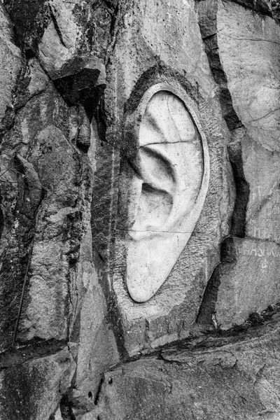 Lipnice nad Sazavou, Tjeckien-31 december 2018: Bretschneiders öra scuplture i gamla granit stenbrott nära Lipnice slott — Stockfoto
