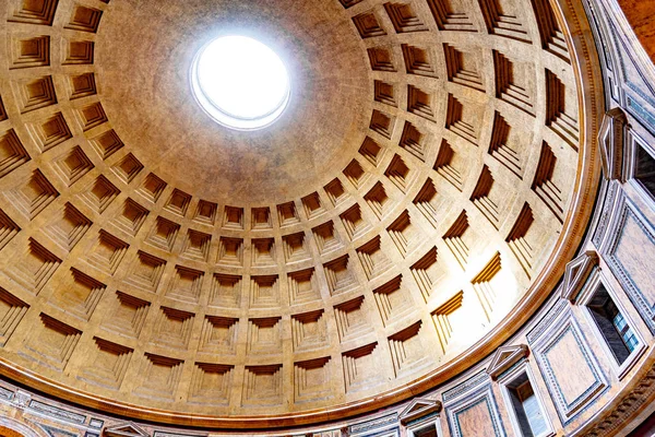 Teto monumental de Panteão - igreja e antigo templo romano, Roma, Itália — Fotografia de Stock