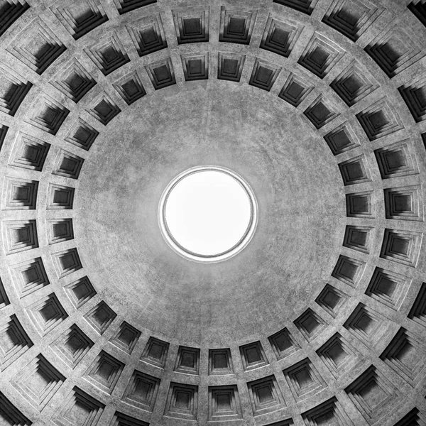 Monumental ceiling of Pantheon - church and former Roman temple, Rome, Italy — Stock Photo, Image