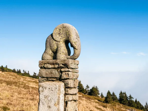 KRALICKY SNEZNIK, REPUBBLICA CECA - 29 OTTOBRE 2011: Giovane scultura in granito di elefante sul monte Kralicky Sneznik, Repubblica Ceca — Foto Stock