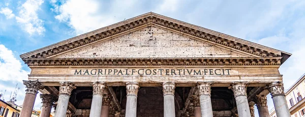 Roman Pantheon - detailní pohled zepředu na vchod se sloupy a tympanem. Řím, Itálie — Stock fotografie