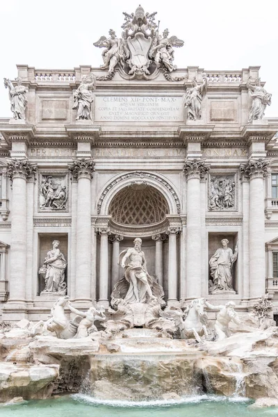 Fonte de Trevi, italiano: Fontana di Trevi. Vista detalhada da parte central com estátua de Oceano. Roma, Itália — Fotografia de Stock