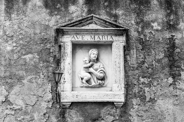 Mur de rue niche religieuse avec petite sculpture de Maria avec Jésus — Photo