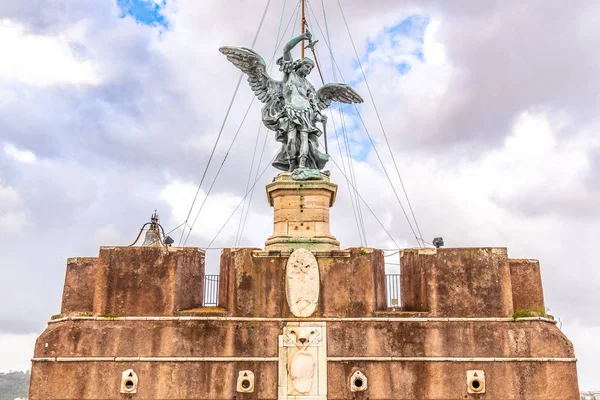 Bronzen standbeeld van Michaël de aartsengel op de top van het Castel SantAngelo, Rome, Italië — Stockfoto