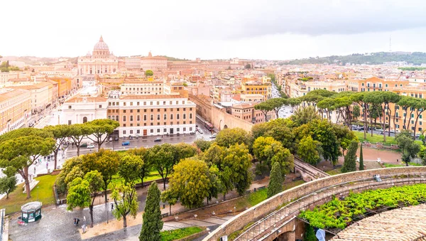 Vatikanstaten med S:t Peters basilika. Panoramautsikt över stadssilhuetten från Castel Santangelo, Rom, Italien — Stockfoto