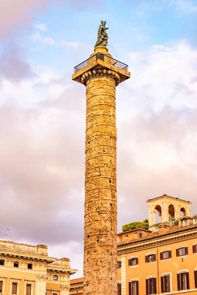 Colonna in marmo di Marco Aurelio con rilievi a spirale su Piazza Colonna, Roma, Italia — Foto Stock