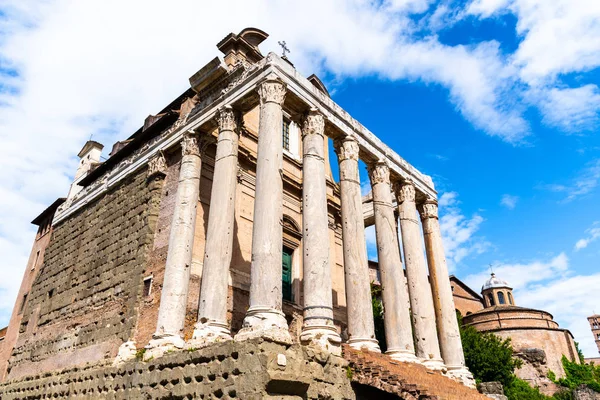 안토니누스 신전과 파우스쿠나, 로마 포럼, 로마, 이탈리아. — 스톡 사진