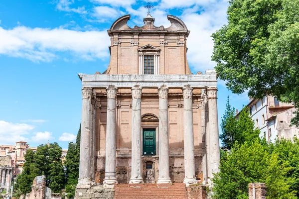 Templo de Antonino e Faustina, Fórum Romano, Roma, Itália . — Fotografia de Stock