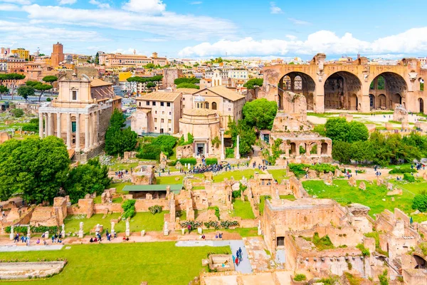 Roman Forum, Latin Forum Romanum, most important cenre in ancient Rome, Italy. Aerial view from Palatine Hill — Stock Photo, Image