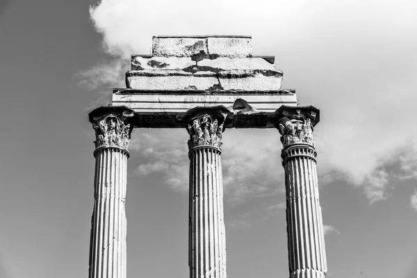 Temple of Castor och Pollux, italienska: Tempio dei Dioscuri. Forntida ruiner av Forum Romanum, Rom, Italien. Detaljerad vy — Stockfoto