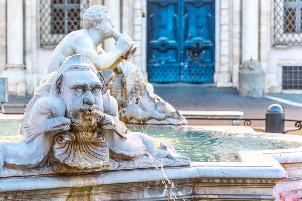 Fontana del Moro, oder Maurenbrunnen, auf der Piazza Navona, Rom, Italien. Detaillierte Ansicht der Skulpturen — Stockfoto