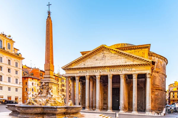 万神殿和丰塔纳德尔万神殿与纪念性方尖碑在广场德拉罗通达，罗马，意大利 — 图库照片