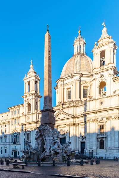 Four Rivers Fountain, italienska Fontana dei Quattro Fiumi, med obelisk och St Agnes Church på bakgrunden. Piazza Navona torget, Rom, Italien — Stockfoto