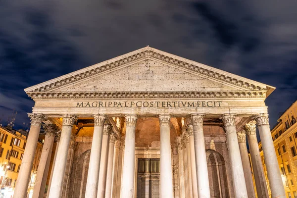 Pantheon-bývalý římský chrám. Piazza della Rotonda v noci, Řím, Itálie — Stock fotografie