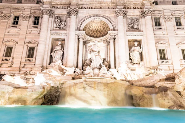 Trevin suihkulähde, italialainen: Fontana di Trevi, valaistu yöllä Roomassa, Italiassa . — kuvapankkivalokuva