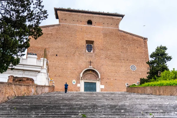 Długie i szerokie schody prowadzące do Bazyliki Santa Maria in Aracoeli, Rzym, Włochy — Zdjęcie stockowe