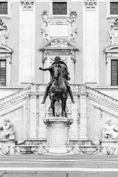 Конная статуя императора Марка Аврелия на площади Пьяцца дель Кампидольо, Капитолийский холм, Рим, Италия — стоковое фото