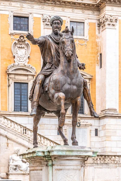 Конная статуя императора Марка Аврелия на площади Пьяцца дель Кампидольо, Капитолийский холм, Рим, Италия — стоковое фото