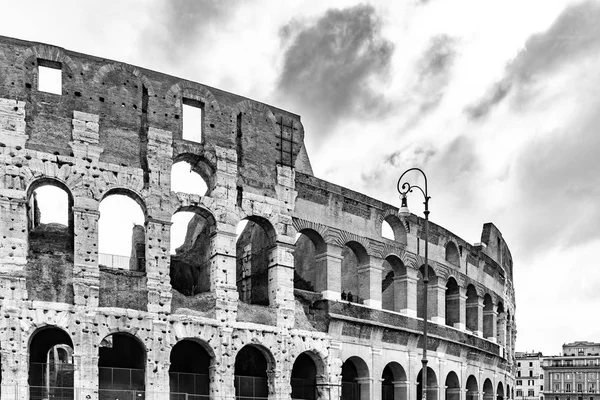 Coliseu, Coliseu ou Anfiteatro Flaviano, em Roma, Itália — Fotografia de Stock