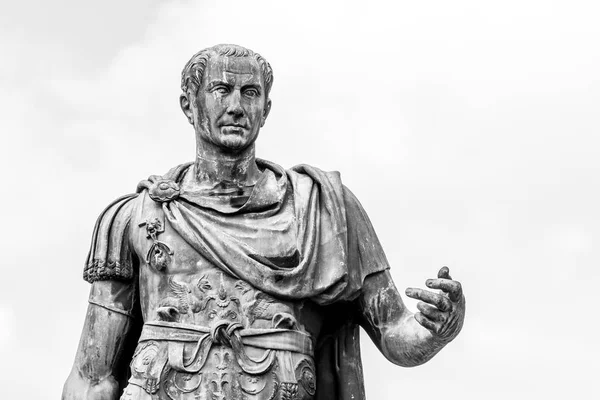 Socha římského císaře Julia Caesara na římském fóru, Řím, Itálie — Stock fotografie