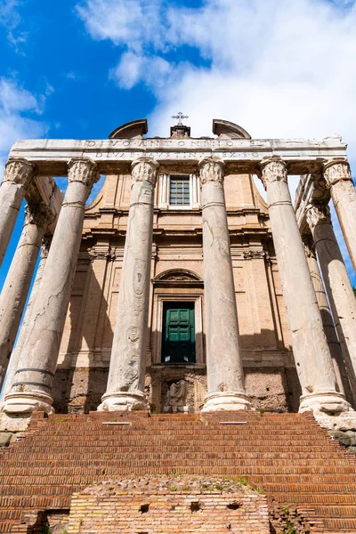 안토니누스 신전과 파우스쿠나, 로마 포럼, 로마, 이탈리아. — 스톡 사진