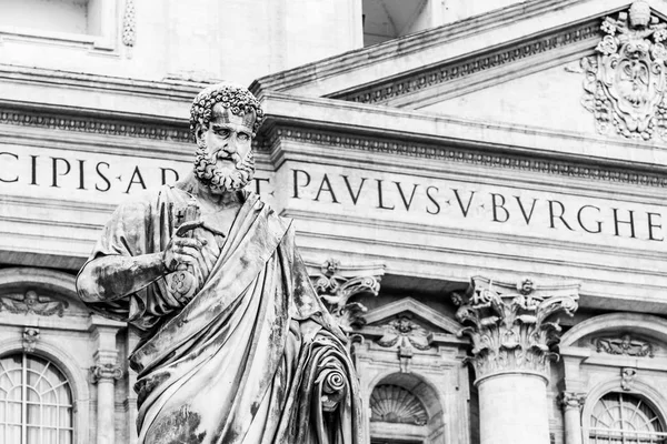 Статуя Святого Петра с ключом от Царства Небесного. Ватикан — стоковое фото