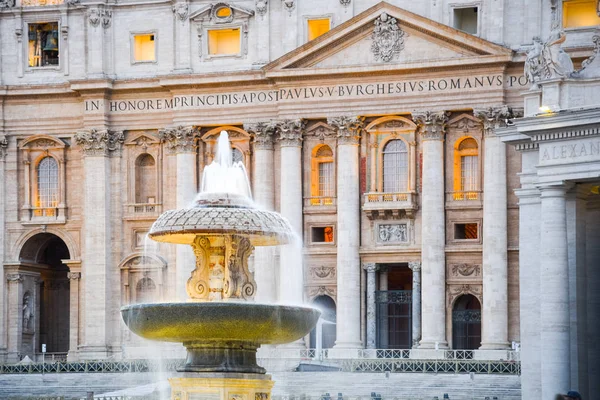 Fontaine Bernini à la basilique Saint-Pierre. Place Saint-Pierre, Vatican — Photo